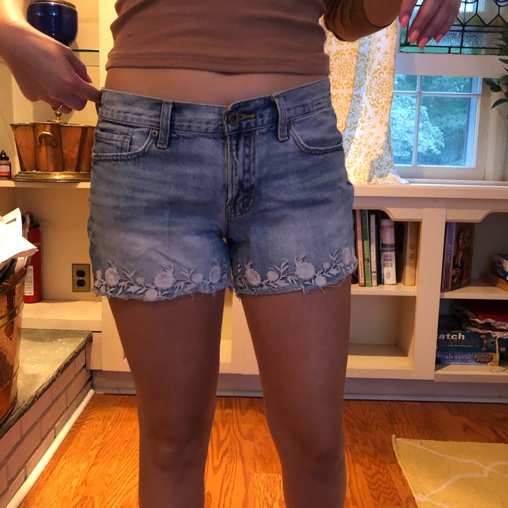 Embroidered light wash jean shorts